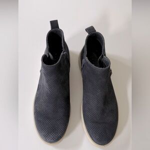 Ecco Blue Cream Chukka Boots with Modern Design